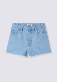 Shorts in denim azzurro chiaro con orlo sfrangiato, dotati di chiusura a bottone e due tasche frontali. Dettagli scintillanti sparsi sul tessuto.