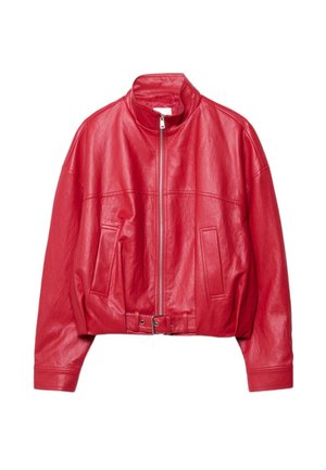 Červená bunda z umelého koženého materiálu so zipsom vpredu, dvoma vreckami, vysokým golierom, dlhými rukávmi a nastaviteľnou prackou na páse, zobrazená položená na rovnej ploche.