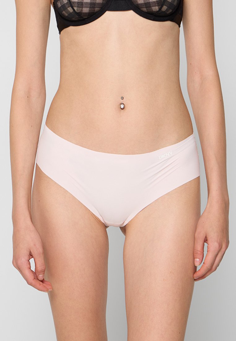 Braguitas de bikini de color rosa claro hechas de tela suave, con un diseño de tiro bajo y un logo minimalista de DKNY en la pretina.