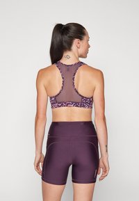 Puma KEEPS BRA - Vidēja atbalsta sporta krūšturis - midnight plum