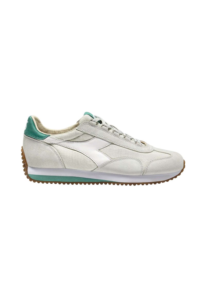 Sneaker bianca con dettagli in teal, superiore in suede e tessuto, suola in gomma e design con lacci. Presenta un logo sul tallone e una silhouette sportiva.