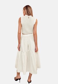 Cupshe BREEZY TEXTURED SMOCKING BUTTON SET - Gonna a campana - white