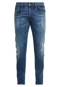 Jeans din denim albastru închis, cu un croi slim, având buzunare frontale, fermoar și un efect subtil de decolorare pentru textură. Detalii cusute de-a lungul cusăturilor.