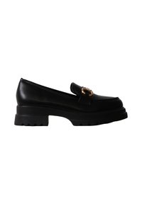 Mocassin en cuir noir avec semelle en caoutchouc épaisse et détail de boucle dorée sur le dessus.