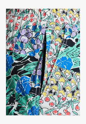 Tejido con estampado floral que presenta bayas rojas, flores moradas y hojas verdes. Incluye un cierre lateral con una pestaña de tiro azul.