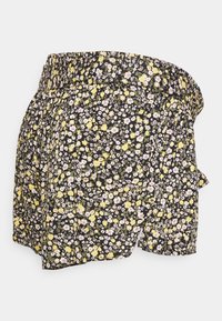 Květinové šortky s černým pozadím; obsahují žluté, růžové a bílé květiny; elastický pas; volný střih; látka se zdá být lehká.