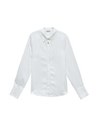 Camisa blanca de manga larga con cuello puntiagudo y dos botones visibles cerca de la parte superior, exhibida sobre un fondo blanco.
