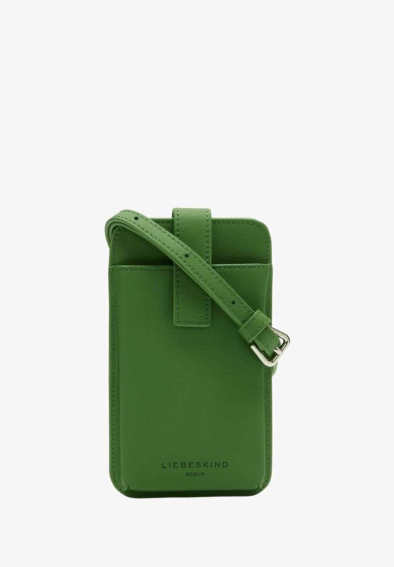 Pochette téléphone en cuir vert à porter en bandoulière avec sangle ajustable et logo "Liebeskind Berlin" sur le devant.