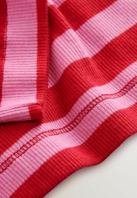 Kijelölve, pink red striped