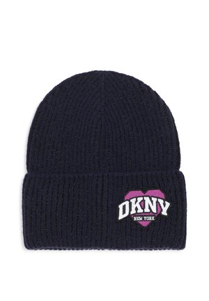 Bonnet en maille côtelée bleu marine avec revers, orné d'un patch en forme de cœur violet et du logo blanc DKNY New York à l'avant.