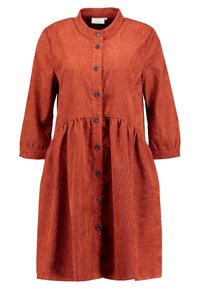 Robe en velours côtelé rouille avec col rond, boutons devant et taille froncée, dotée de manches longues et d'une coupe décontractée.