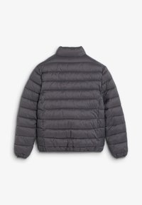 Grå pufferjakke med høj krave, vandret quiltet design, elastiske manchetter og en let cropped pasform. Glat, blank overflade.
