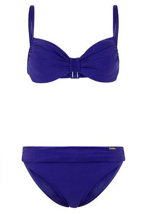 Completo bikini viola con un design modellato e arricciato sulla parte superiore, con spalline regolabili, e una parte inferiore a vita bassa con un elastico pieghevole.