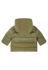 Manteau rembourré en vert olive avec une capuche, présentant une texture côtelée sur les manches supérieures et un tissu lisse sur la partie inférieure.