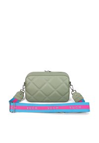 Prošívaná zelená kožená taška s obdélníkovým tvarem. Má barevný modro-růžový popruh s logem "VUCH". Stříbrné kovové detaily.