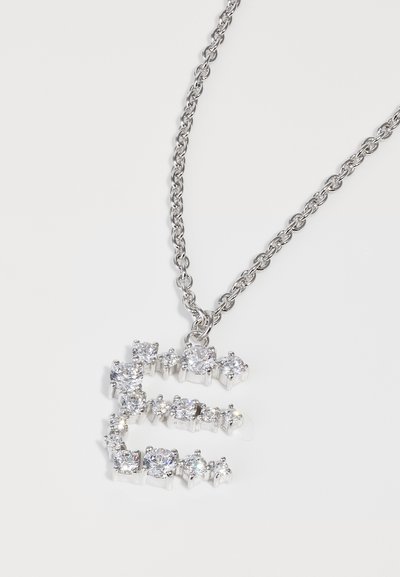 Ασημένιο κολιέ αλυσίδας με pendant σε σχήμα ευρώ, διακοσμημένο με πολλές διαφανείς πολύτιμες πέτρες διαφόρων μεγεθών, δημιουργώντας μια υφή σχεδίασης.