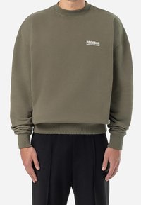 Sudadera verde oliva con escote redondo, puños y dobladillo acanalados, con un pequeño logo blanco "PEGADOR" en el pecho.