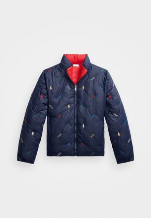 Doudoune bleu marine avec doublure intérieure rouge, fermeture éclair complète, logos "Polo" et cheval multicolores brodés partout.
