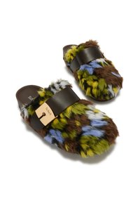 Zapatos de peluche sin cordones con pelaje multicolor en verde, marrón, azul y blanco, con correas de cuero marrón oscuro y detalles de hebilla dorada.