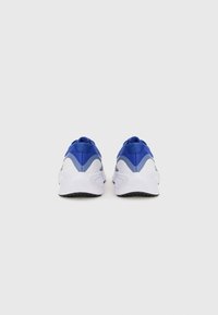 Blaue Sportschuhe mit einem Mesh-Obermaterial, weißer Sohle und dezenten grauen Akzenten. Sie verfügen über eine abgerundete Form und ein strukturiertes Material.
