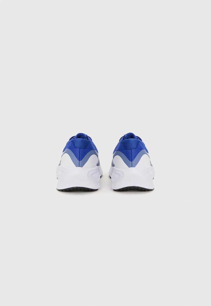 Zapatillas deportivas azules con parte superior de malla, suela blanca y sutiles acentos grises. Presentan una forma redondeada y material texturizado.