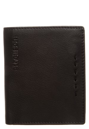 Portafoglio in pelle nera con una texture liscia, marchiatura embossata e cuciture dettagliate lungo il bordo. Design compatto a portafoglio pieghevole.