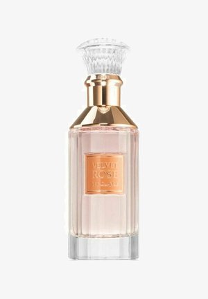 Lasipullo, jossa on monikulmainen kirkas kansi, kultaiset yksityiskohdat, suorakulmainen muoto ja meripihkan värinen neste, jonka etiiketti on "VELVET ROSE."