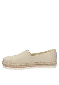 Scarpa slip-on in canvas beige con suola in jute intrecciato, parte superiore testurizzata e accento azzurro chiaro in contrasto sul tallone. Suola in gomma bianca.