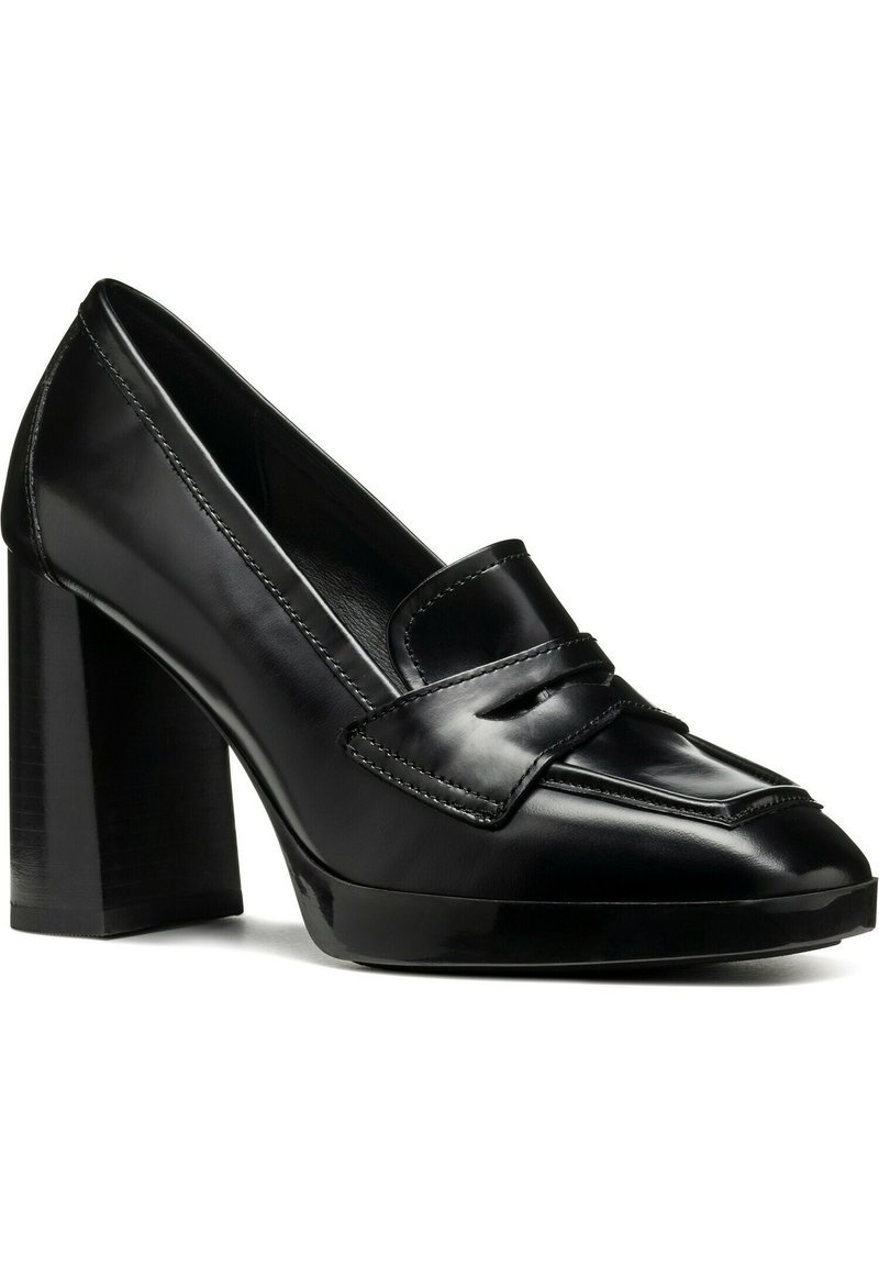 Pantofole nere in pelle con punta quadrata, design a piattaforma e tacco spesso. Presentano un accento in stile mocassino e dettagli cuciti.