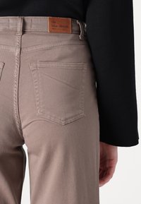 ONLY Tall ONLJUICY - Široké nohavice - walnut