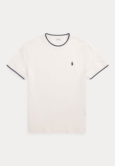 Biała koszulka z krótkim rękawem i okrągłym dekoltem, z granatowym wykończeniem kołnierza i rękawów, z małym granatowym logo konia Polo Ralph Lauren na lewej piersi.