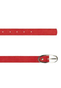 Cinturón de ante rojo con una superficie suave, hebilla ovalada de plata y cinco agujeros de ajuste para flexibilidad en el tamaño.