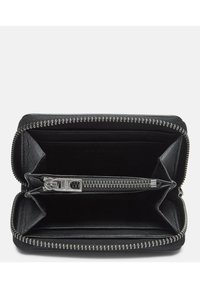 Czarny skórzany portfel z zamkiem błyskawicznym, wyposażony w wiele przegródek na karty oraz centralną komorę na zamek. Teksturowane wykończenie i okucia w kolorze srebrnym.