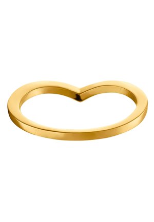 Gładki, błyszczący złoty pierścionek w kształcie serca z lekkim zakrzywieniem na górze, na białym tle.