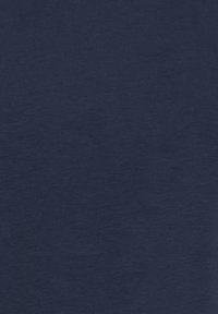 Temno modro bombažno blago z gladko teksturo in subtilnim meliranim vzorcem, z mehkim, zračnim tkanjem. Primerno za priložnostna oblačila.