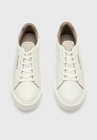 Weiße Leder-Sneaker mit glatter Textur, ausgestattet mit Schnürverschluss, beigen Akzenten an der Zunge und subtiler "ALLSAINTS"-Markierung.