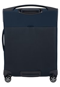 Valigia in tessuto blu navy con una texture liscia, forma rettangolare, manico superiore e quattro ruote. Presenta un retro solido e minimi dettagli.