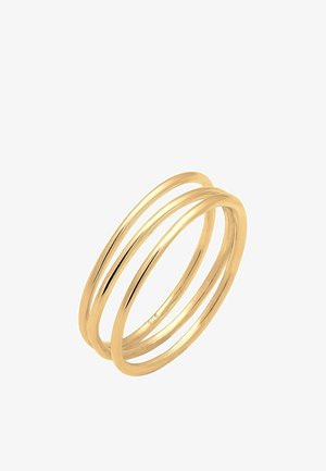 Bague triple bande en or avec surface lisse et polie et estampillée "925", indiquant une base en argent sterling.