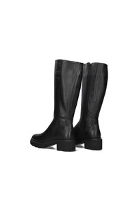 Zwarte kniehoge laarzen van gestructureerd leer met een chunky zool en een ritssluiting aan de achterkant, met gladde, strakke lijnen.
