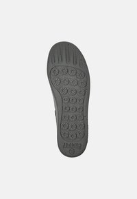 Talpa de pantof din cauciuc negru, cu modele circulare de striație și linii de canal. Textul "camper" este embosat aproape de tocul călcâiului. Mărimea 42 este indicată.