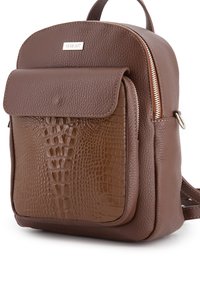 Brun læderrygsæk med en tekstureret, krokodillepræget frontlomme, metallynlås og en struktureret form. Har et topgreb og justerbare stropper.