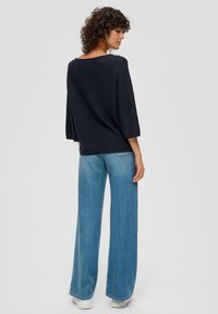 s.Oliver MIT WEITEN ÄRMELN - Strickpullover - navy