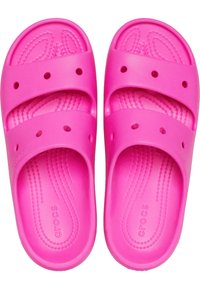 Rosa Crocs slide-sandaler med glatt tekstur, to brede stropper, ventilasjonshull og en polstret såle.