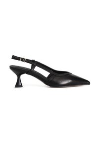 Scarpa con tacco alto slingback in pelle nera, con punta affilata, lati aperti e tacco svasato. Cinghia regolabile con dettaglio di una piccola fibbia.