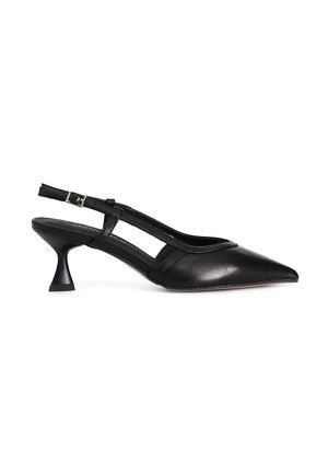 Scarpa con tacco alto slingback in pelle nera, con punta affilata, lati aperti e tacco svasato. Cinghia regolabile con dettaglio di una piccola fibbia.