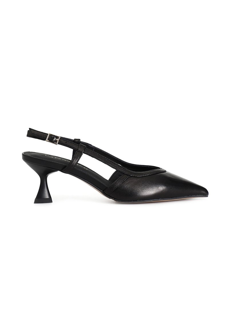 Scarpa con tacco alto slingback in pelle nera, con punta affilata, lati aperti e tacco svasato. Cinghia regolabile con dettaglio di una piccola fibbia.