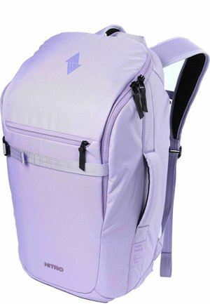 Sac à dos Lavender Nitro avec bretelles rembourrées, plusieurs compartiments zippés et une petite sangle avant pour fixation supplémentaire.