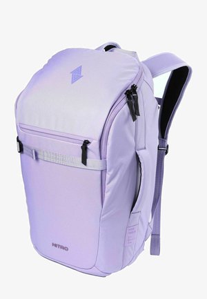 Lavendel Nitro Rucksack mit gepolsterten Trägern, mehreren Reißverschlusstaschen und einem kleinen Frontgurt zur zusätzlichen Befestigung.