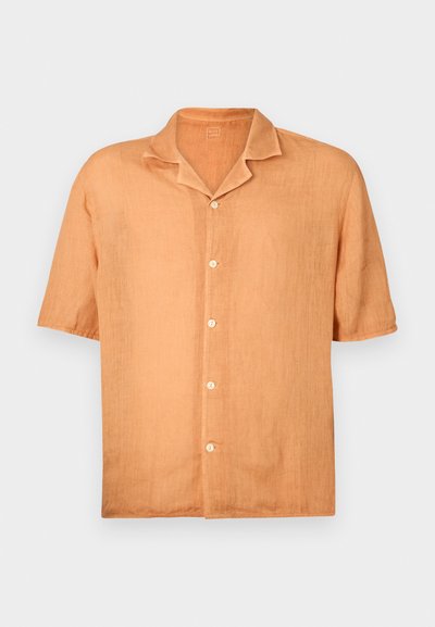 Cămașă cu mânecă scurtă, cu nasturi, dintr-un material de in portocalie deschis, cu guler în formă de notch și cinci nasturi pe față. Textură fină, design casual.