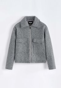Veste en mélange de laine grise avec une surface texturée, fermeture éclair sur le devant et deux poches poitrine. Caractéristiques : col classique et coupe droite.